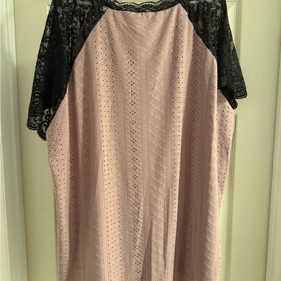 Chic Lace Accent Top - Mauve and Black - Picture 2 of 4